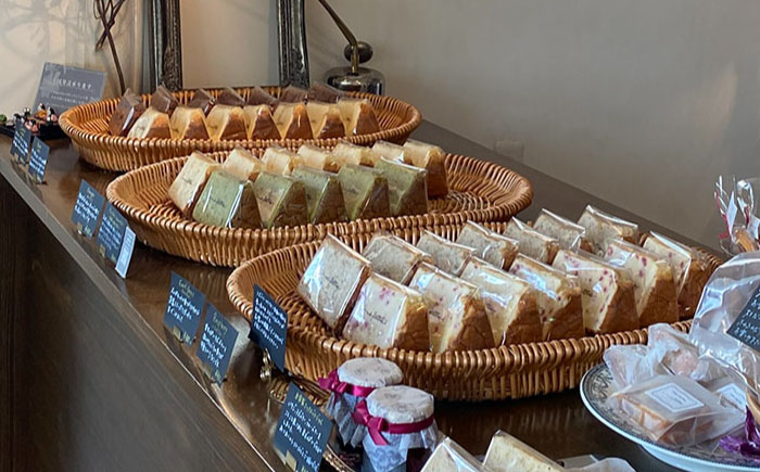 【全3回定期便】カットシフォンケーキ 12個セット (6種) ケーキ スイーツ ギフト お取り寄せ 絶品 沖縄市 / シフォンケーキショップ ウニパティ [BCCB005]