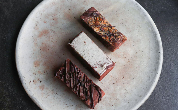 ブラウニー 3個セット 沖縄フレーバー (パイナップルミントマリーゴールド ・ 黒糖カラキ ・ シークヮーサー月桃) 沖縄市 / Lives Chocolate [BCEI007]