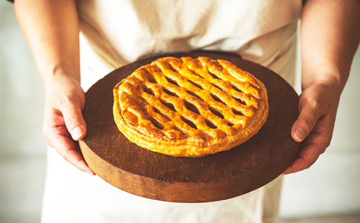 【TVで紹介！】オリジナル★パイナップルパイ (直径約18cm / 約450g) パイン アップルパイ お取り寄せ 絶品 ギフト  沖縄市 / 株式会社クロップ [BCCC001] 