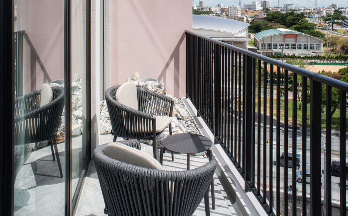 レフ沖縄アリーナ by ベッセルホテルズ ジュニアスイートルーム 1泊2日 宿泊券 (1〜3名様/朝食付き) 宿泊利用券 沖縄旅行 ホテル チケット ギフト 沖縄市 / 株式会社すこやかホールディングス [BCAP005]