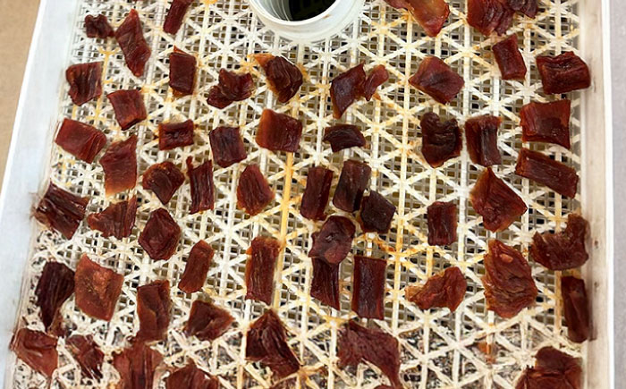 お魚屋さんの手作り 塩麹入りマグロジャーキー (3袋) お魚屋さん 手作り マグロジャーキー マグロ まぐろ ジャーキー 塩こうじ 沖縄市 / 魚商ばってん [BCCE005]