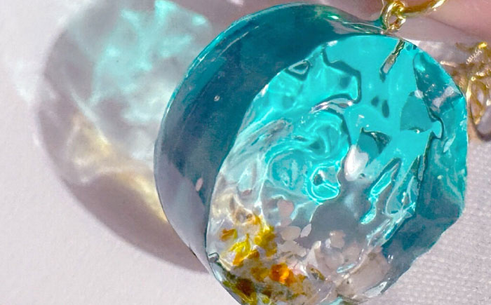 レジンアート 『海のかけらキーホルダー』 丸型 ターコイズ 【沖縄の星の砂入り】キーホルダー レジンアート 海 雑貨 おしゃれ 沖縄市 / Kays Artistry [BCAG026]