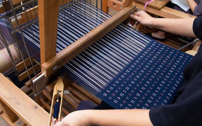 国指定伝統的工芸品 知花花織コースター 4枚＆ティーマット1枚セット コースター おしゃれ 雑貨 小物 インテリア 沖縄市 / 知花花織事業協同組合 [BCBW003]