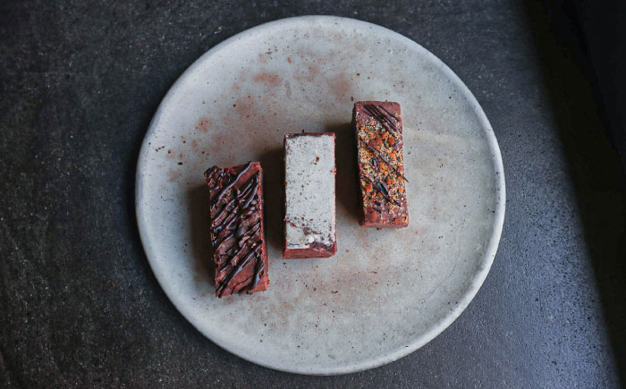 ブラウニー 3個セット 沖縄フレーバー (パイナップルミントマリーゴールド ・ 黒糖カラキ ・ シークヮーサー月桃) 沖縄市 / Lives Chocolate [BCEI007]