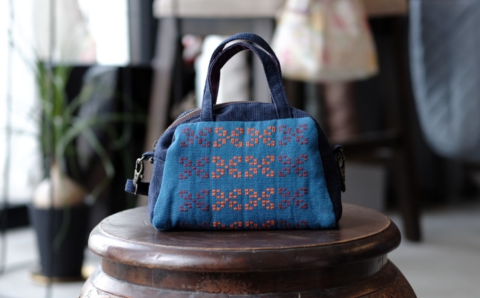 経浮花織 ランチポーチ+plus リーフ柄 (紺色・青系織物) ハンドバッグ 手提げバッグ 小さめ おしゃれ レディース 沖縄市 / FABRIC SHOP MINAMI [BCCS002-02]