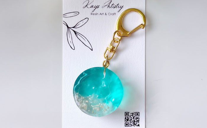 レジンアート 『海のかけらキーホルダー』 丸型 ターコイズ 【沖縄の星の砂入り】キーホルダー レジンアート 海 雑貨 おしゃれ 沖縄市 / Kays Artistry [BCAG026]