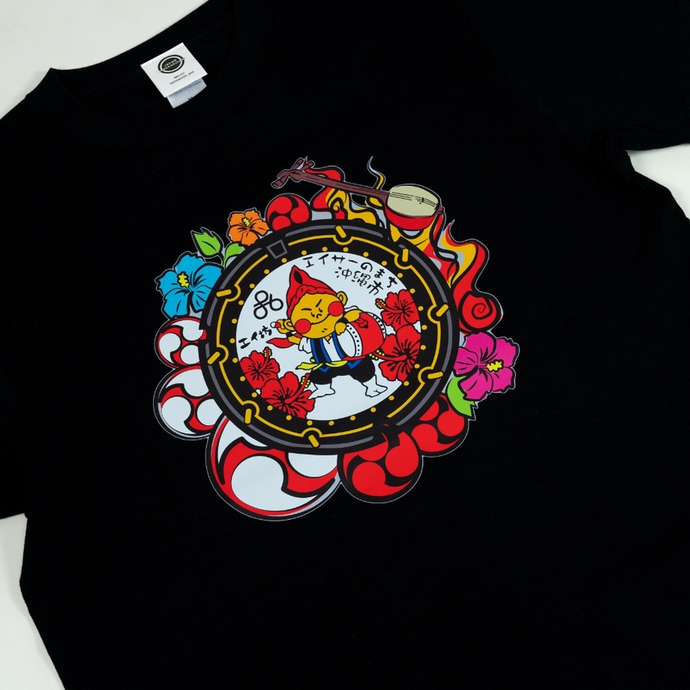 沖縄市 マンホールTシャツ エイ坊 (黒 / Mサイズ) Tシャツ 半袖 キャラクター メンズ レディース 沖縄市 黒色 沖縄市 / 株式会社TAK JAPAN [BCDK002-02]