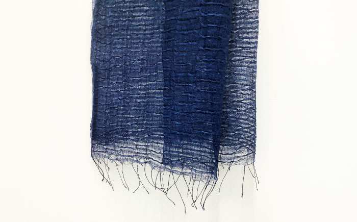 【スタジオ・モフワ】 琉球藍染 すかし麻紬ストール (絹/麻) 大判 絹 レディース ギフト 日本製 おしゃれ ショール 沖縄市 / コザ工芸館ふんどぅ [BCAU027-01]