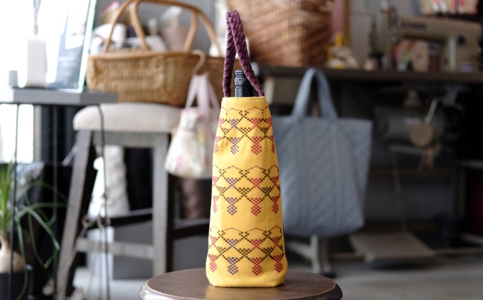 経浮花織 ワインバッグ 葡萄 (青色・黄色織物) ボトルバッグ ワインケース ワインクーラー 保冷 おしゃれ 沖縄市 / FABRIC SHOP MINAMI [BCCS003-03]