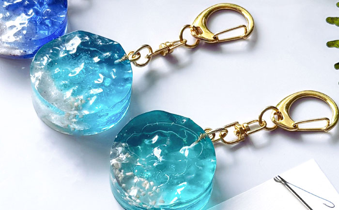 レジンアート 『海のかけらキーホルダー』 丸型 ターコイズ 【沖縄の星の砂入り】キーホルダー レジンアート 海 雑貨 おしゃれ 沖縄市 / Kays Artistry [BCAG026]