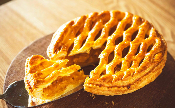 【TVで紹介！】オリジナル★パイナップルパイ (直径約18cm / 約450g) パイン アップルパイ お取り寄せ 絶品 ギフト  沖縄市 / 株式会社クロップ [BCCC001] 