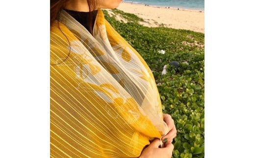 AY103　黄金色のショール　福木染め　南国 沖縄 離島 宮古島 ショール 黄金色 福木染め フクギ 正絹 手染め