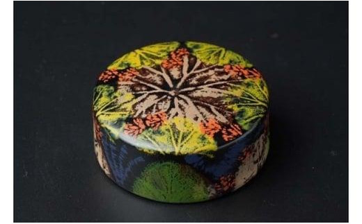 かりゆし書鎮（中）作品名【花に囲まれて】