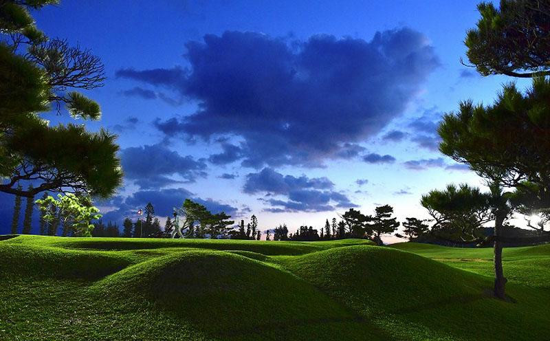 チケット 平日限定 ゴルフプレー券 2名 (恩納村・1ラウンド )【美らオーチャードゴルフ倶楽部】