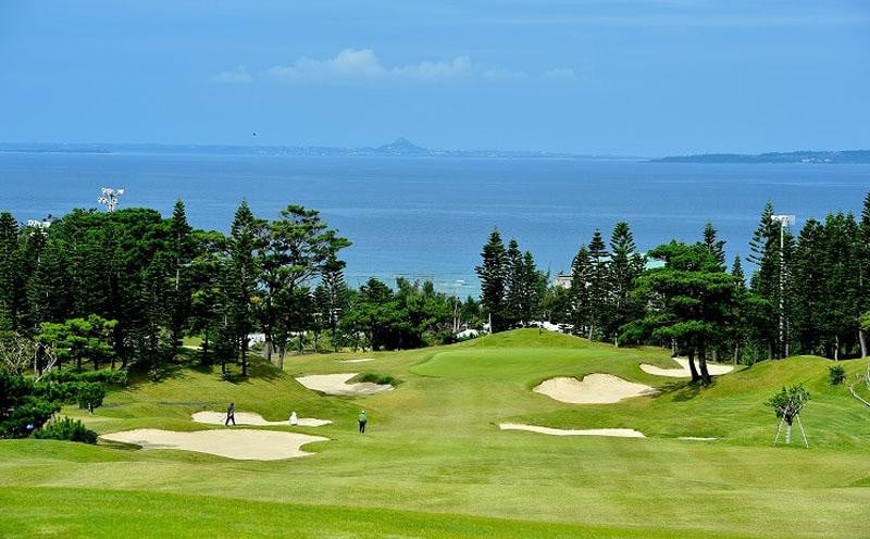 チケット 平日限定 ゴルフプレー券 2名 (恩納村・1ラウンド )【美らオーチャードゴルフ倶楽部】