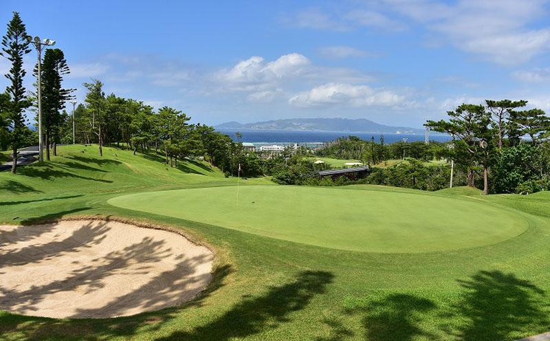 チケット 平日限定 ゴルフプレー券 2名 (恩納村・1ラウンド )【美らオーチャードゴルフ倶楽部】