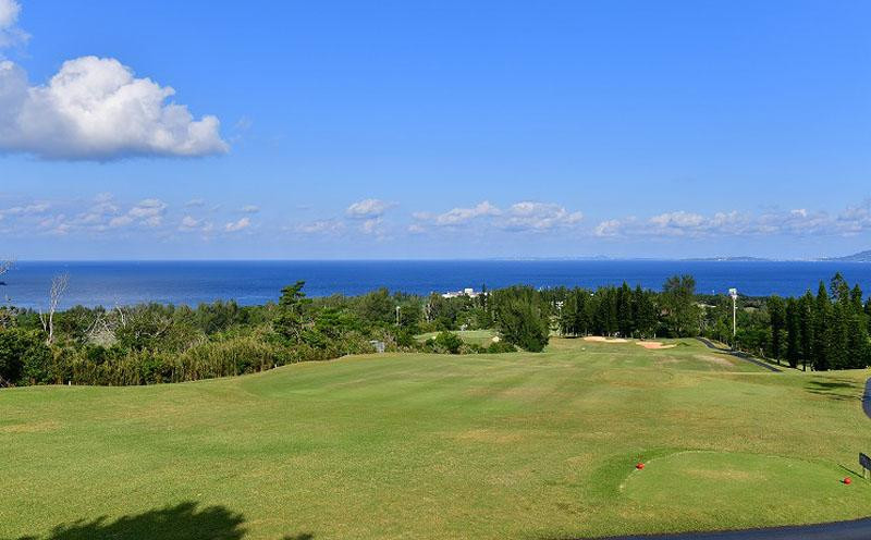 チケット 平日限定 ゴルフプレー券 2名 (恩納村・1ラウンド )【美らオーチャードゴルフ倶楽部】