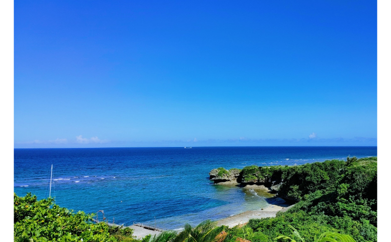 【RYUKYU GLASS WORKS 海風】オキナワオーシャン　ロック（レギュラー） 〇 沖縄 読谷村 夏 琉球ガラス GALA青い海 ガラス工房 東シナ海 青い空 ブルー うちなーすぐりむん 伝統工芸品 地場産品 人気商品 使い勝手よし プレゼントに サイズ違い有 お祝いに 爽やか 涼し気