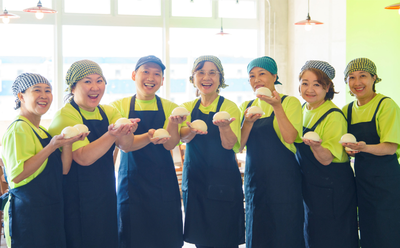 ＜ベトナムちゃん特製＞レモングラス沖縄豚まん4個入 ☆ 沖縄 読谷 人気店 ベトナム料理店 ジューシー うずら入り 手作り