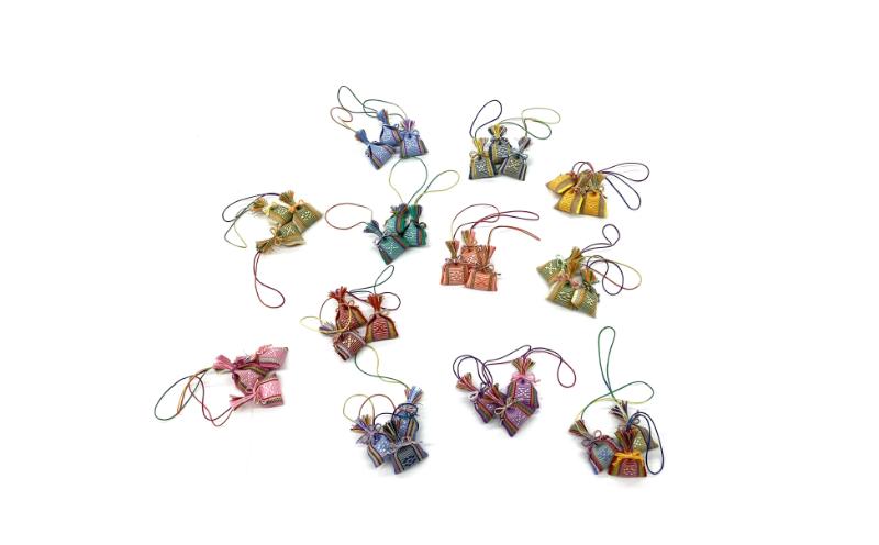 伝統工芸＜読谷山花織＞マースストラップ（１つ） ☆ 沖縄 読谷村 お守り 縁 ジンバナ カジマヤー 扇花 手作り 花織 地場産品 伝統工芸品 後継者育成 色違い有 プレゼントに