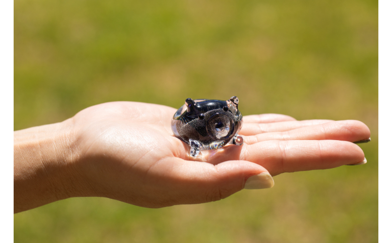 【RYUKYU GLASS WORKS 海風】ミニブタ箸置き（黒・１つ） ☆ 沖縄 人気商品 子豚ちゃん 読谷村 風水 カワイイ 贈り物に 色違い有 お揃いで キュート まぁるい 琉球ガラス 職人技 地場産品 贈り物に お祝いに インテリア