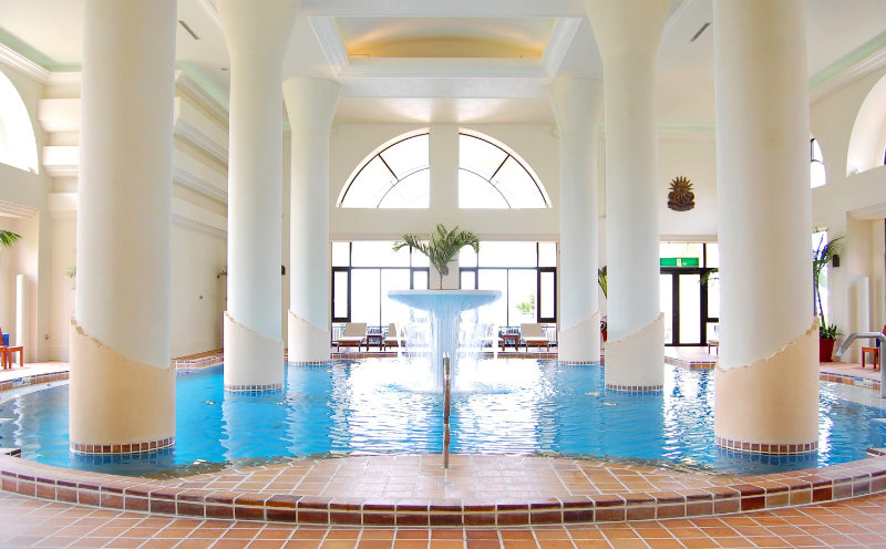 【JALふるさと納税限定】＜ホテル日航アリビラ＞1泊夕朝食付き＆当館人気の特典付きペア宿泊券（禁煙スーペリアオーシャンパティオツイン） 〇 読谷村 リゾートホテル 沖縄 青い海 サンセットビーチ サンセットクルーズ オーシャンビュー