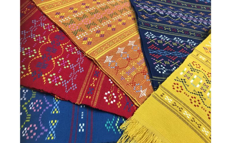 伝統工芸＜読谷山花織＞テーブルセンター（特大） 〇 花柄 ロマン 沖縄 織物 温かさ 上品 花紋様 １点物 技術 可憐 幾何学模様 琉球藍 福木 銭花 扇花 風車花 子孫繁栄 琉球王朝時代 王族