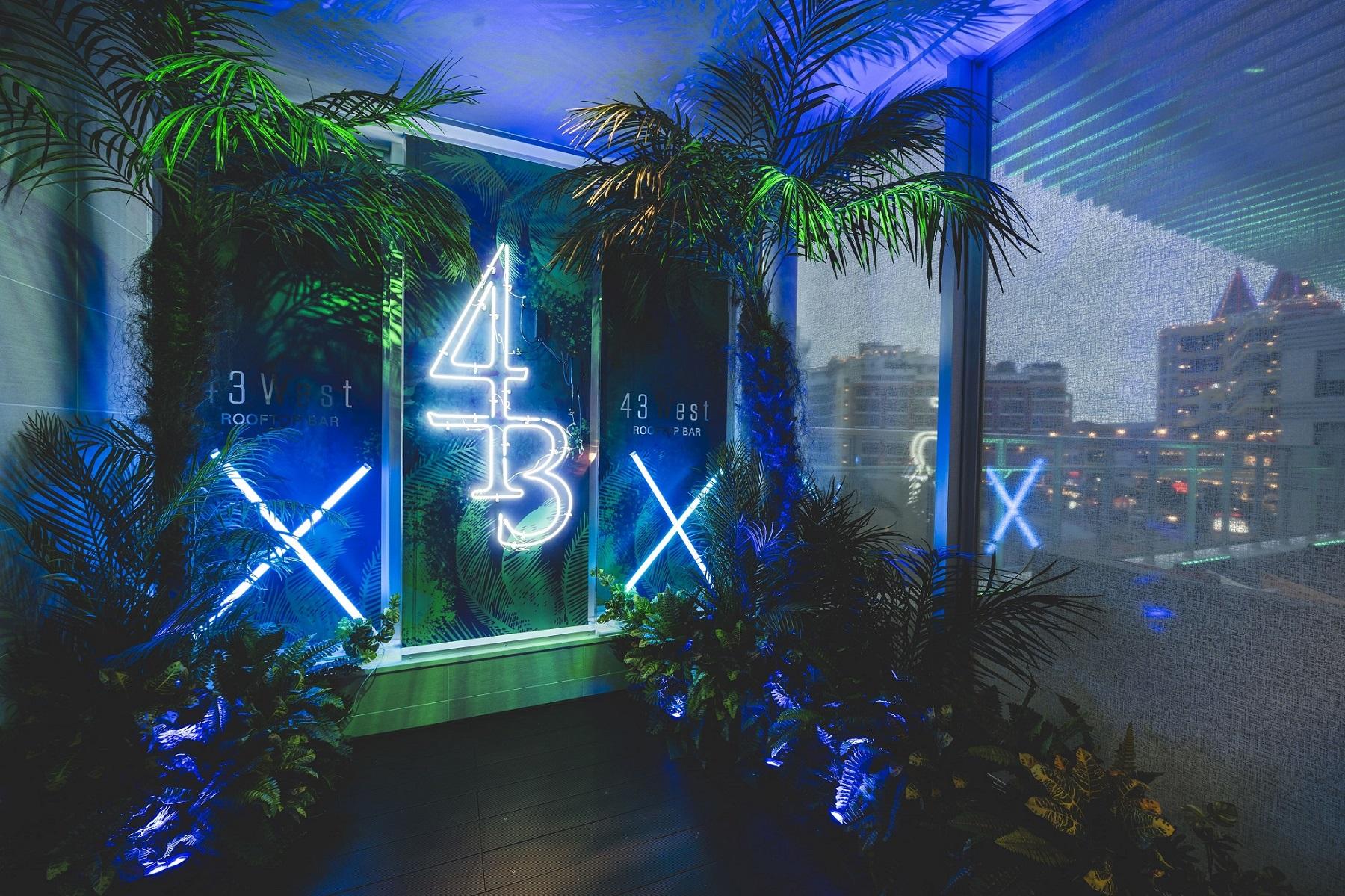 【ふるさと納税】【ダブルツリーbyヒルトン沖縄北谷リゾート】オーシャンビューツイン　ペア宿泊券(1泊2日朝食付き)