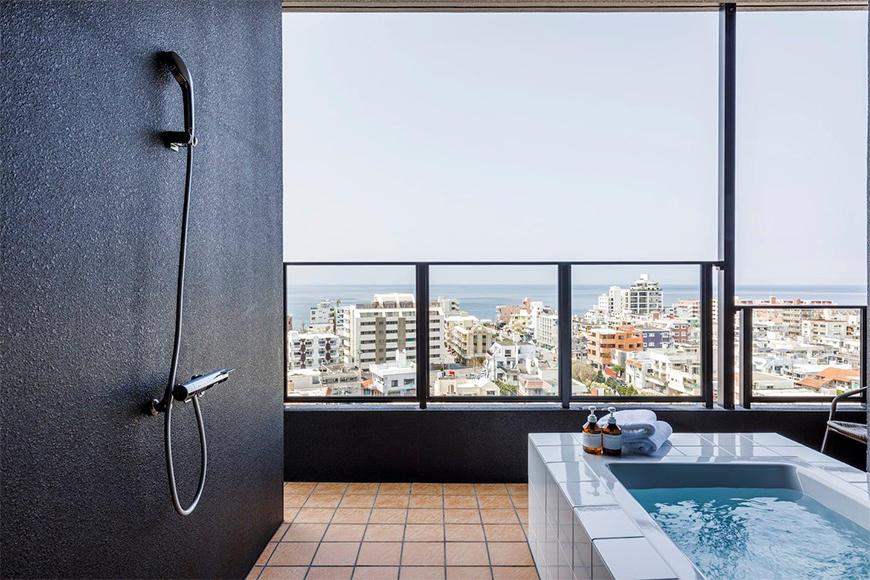 【ふるさと納税】◆BLUE STEAK WONDER CHATAN◆エグゼクティブ・ペントハウス　4泊朝食付 ご宿泊券（1～4名様）