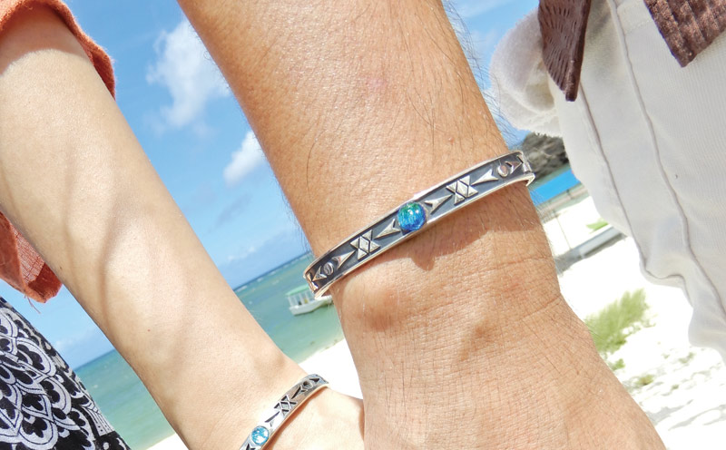 長七屋のケラマブルーバングル／Silver925【GT-G-02】ー販売証明書付きー バングル 慶良間 ブルー おしゃれ プレゼント アクセサリー オリジナル パッケージ 証明書付き きれい フォーマル カジュアル ガラス シルバー メンズ レディース シルバー 海 沖縄 送料無料