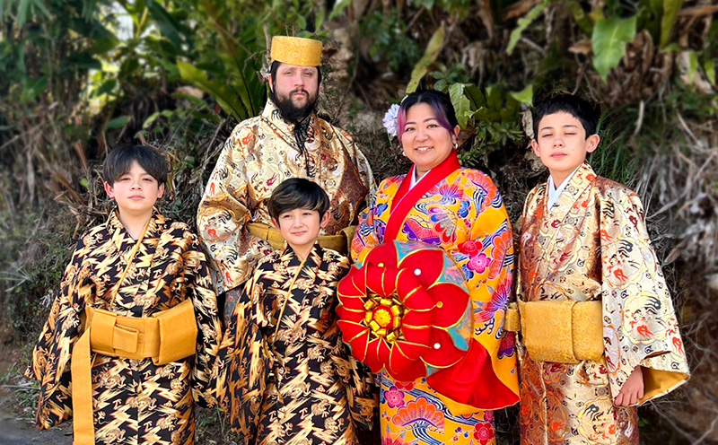 【OKINAWA KIMONO家】琉装着付け体験3時間レンタル(ファミリープラン） 琉装 着物 衣装 レンタル ファッション 和装 手ぶら 文化 伝統 観光 美しい街並 散策 歴史 体験 体験チケット 写真撮影 思い出 記念日 沖縄旅行 沖縄