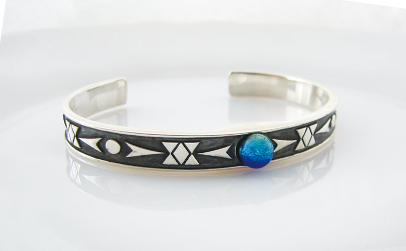 長七屋のケラマブルーバングル／Silver925【GT-G-02】ー販売証明書付きー バングル 慶良間 ブルー おしゃれ プレゼント アクセサリー オリジナル パッケージ 証明書付き きれい フォーマル カジュアル ガラス シルバー メンズ レディース シルバー 海 沖縄 送料無料