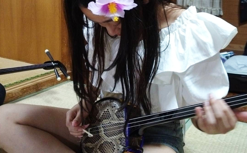 沖縄の三線を弾いてみよう！三線体験90分（1名～6名様まで） 三線 さんしん サンシン 沖縄音楽 沖縄民謡 民謡 体験 楽器体験 音楽 音楽体験 沖縄文化 民族楽器 カチャーシー チンダミ 指笛 古典 島唄 しまうた 沖縄 北中城村