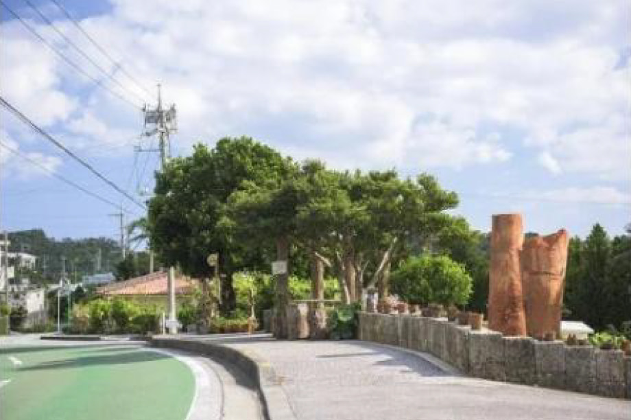 ＜ぐ＞　グスク周辺の景観美化や環境保全活動に取り組む事業