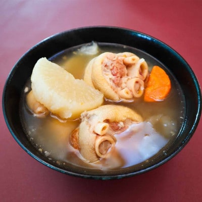【沖縄の郷土料理】呉屋ストアー自慢の牛汁・軟骨ソーキ汁・てびち汁・やぎ汁 各1人前(計4人前)【配送不可地域：離島】【1678741】