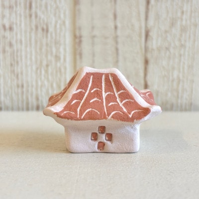 【やちむん・焼き物】ミンサー柄入り陶器 赤瓦屋根オブジェ【1704275】