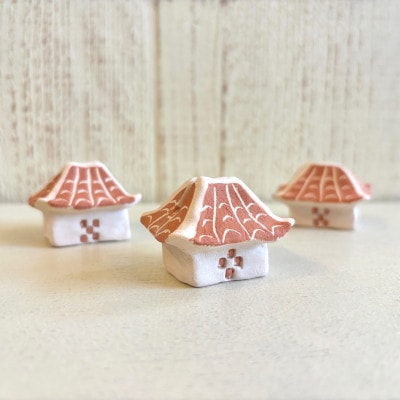 【やちむん・焼き物】ミンサー柄入り陶器 赤瓦屋根オブジェ【1704275】