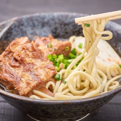 【沖縄県共通返礼品】人気観光地「大家(うふやー)」の沖縄そば4人前【配送不可地域：離島】【1590720】