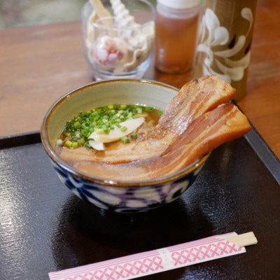 【沖縄県共通返礼品】きんそば 生麺 大きな三枚肉そば 4食セット(沖縄そば/与那原町)【配送不可地域：離島】【1690706】