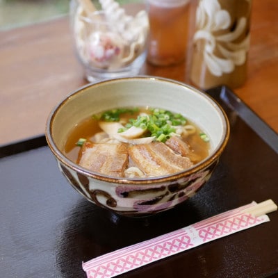 【沖縄県共通返礼品】きんそば 生麺 三枚肉そば 8食セット(沖縄そば/与那原町)【配送不可地域：離島】【1690700】