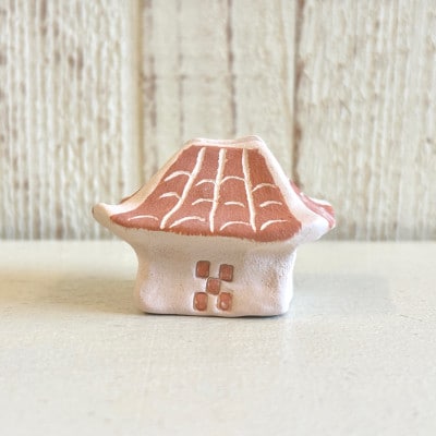 【やちむん・焼き物】ミンサー柄入り陶器 赤瓦屋根オブジェ【1704275】