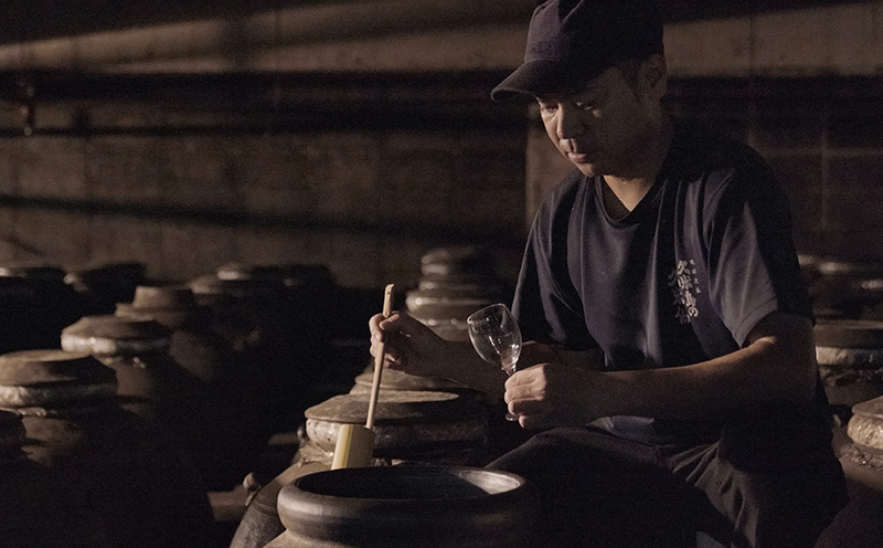 【久米島の久米仙】「でいご古酒35度 1800ml」「でいご古酒43度 1800ml」 泡盛 蒸留酒 焼酎 アルコール 酒 酵母 発酵 米 黒麹 米麹 熟成 古酒 貯蔵 天然水 もろみ 伝統 爽やか 琉球 沖縄 セット