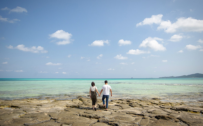 サンゴの海でカップル撮影 in Kumejima 写真 ロケーション カップル リゾート 絶景 癒やし ヒーリング 海 ビーチ 砂浜 珊瑚 エメラルド 沖縄 久米島 南国 記念 お祝い 旅行 思い出 大自然