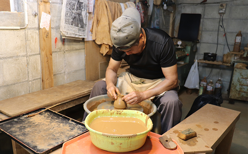 久米島の土100%で制作！久米島ブルーグリーンのマグカップ やちむん 焼き物 沖縄 うちなー 自然 文化 カルチャー 琉球 窯 赤土 食器 インテリア 手作業 陶器 陶芸 ブレンド 配合 工房 赤瓦 絶景