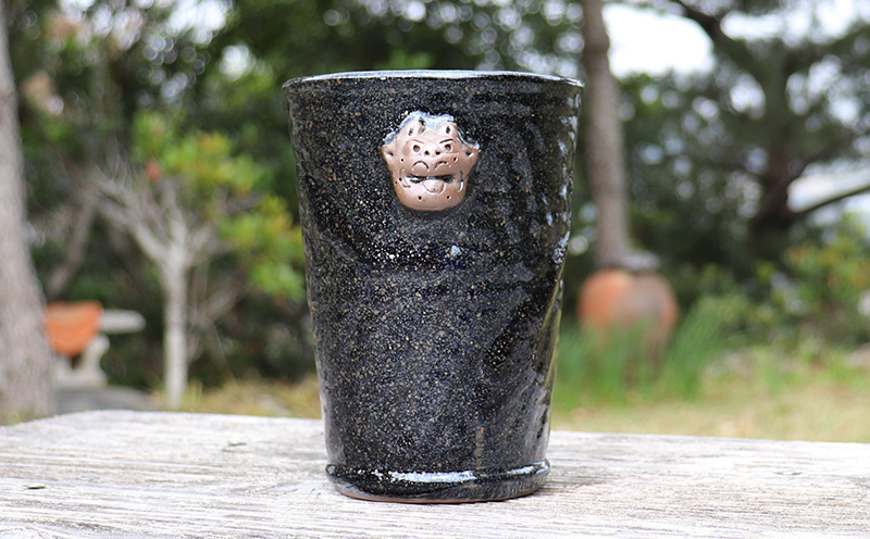 漆黒の中に星雲のような輝き ガローシ釉 シーサー付フリーカップ（大） SDGs やちむん 焼き物 陶器 やちむん土炎房 釉薬 上薬 軽石 漂着 鉱物 窯出し 一点もの 奥深い 味わい 大地 宇宙 土 粘土 素地 こだわり