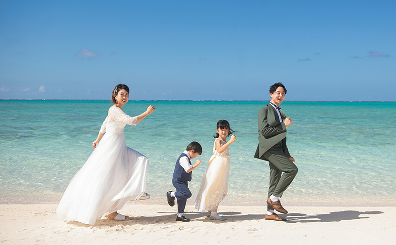 ハテの浜フォトウェディング in Kumejima 写真 ロケーション ウェディング 結婚 記念 思い出 大自然 絶景 癒やし 海 ビーチ 砂浜 珊瑚 エメラルド 東洋一 沖縄 久米島 南国 リゾート 楽園