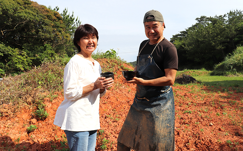 久米島の土100%で制作！久米島ブルーグリーンのマグカップ やちむん 焼き物 沖縄 うちなー 自然 文化 カルチャー 琉球 窯 赤土 食器 インテリア 手作業 陶器 陶芸 ブレンド 配合 工房 赤瓦 絶景