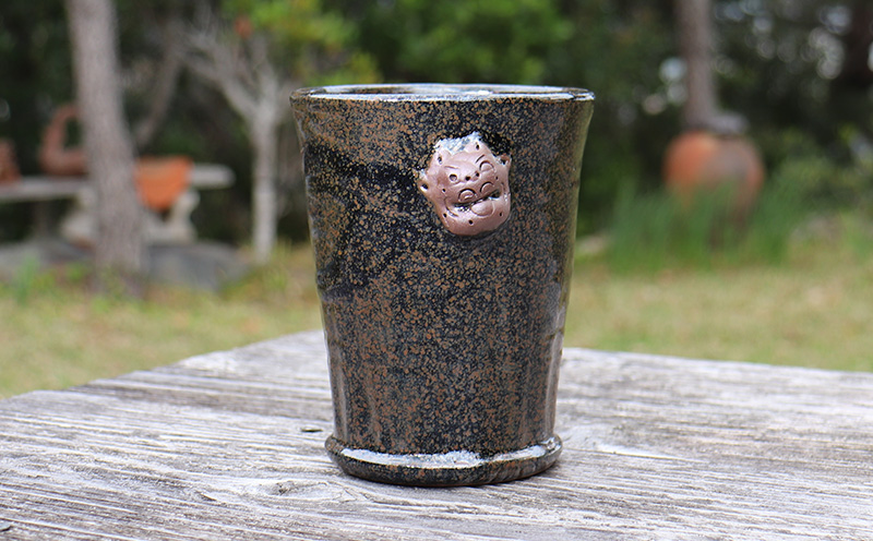 漆黒の中に星雲のような輝き ガローシ釉 シーサー付フリーカップ（中） SDGs やちむん 焼き物 陶器 やちむん土炎房 釉薬 上薬 軽石 漂着 鉱物 窯出し 一点もの 奥深い 味わい 大地 宇宙 土 粘土 素地 こだわり