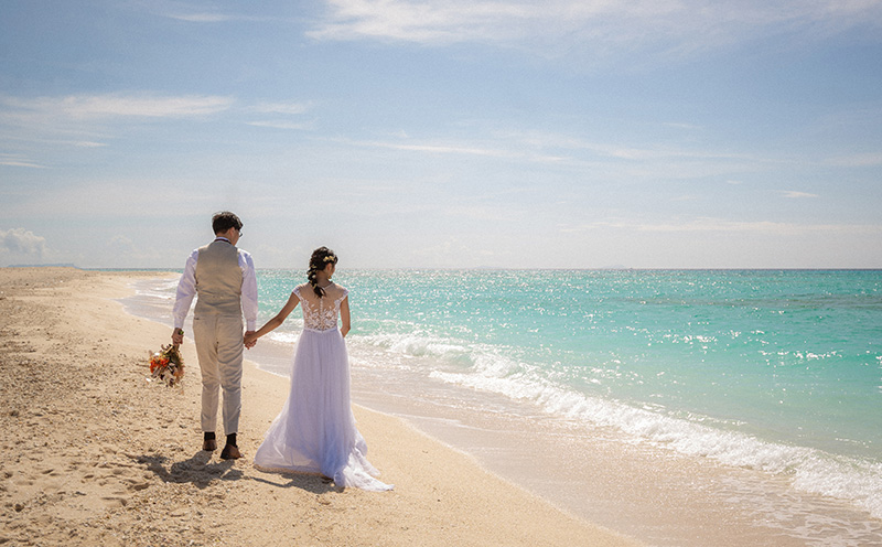 ハテの浜フォトウェディング in Kumejima 写真 ロケーション ウェディング 結婚 記念 思い出 大自然 絶景 癒やし 海 ビーチ 砂浜 珊瑚 エメラルド 東洋一 沖縄 久米島 南国 リゾート 楽園