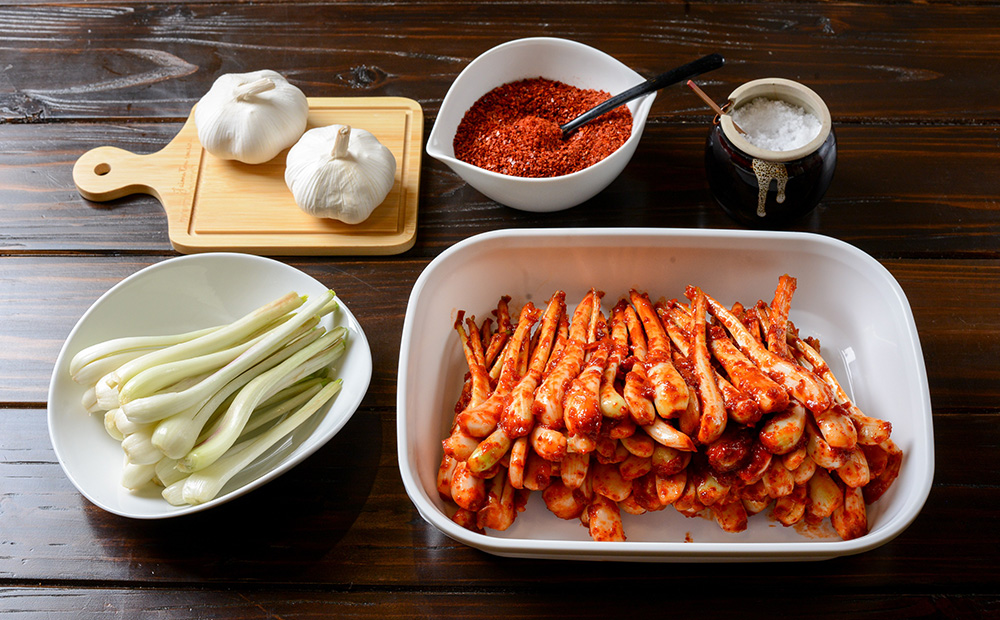 【久ー韓】沖縄初！韓国本場味「島らっきょうキムチ」2パック キムチ 韓国 ソウルフード 発酵食品 本場 県産品 島野菜 沖縄 自家製 ソース 辛味 香味 つまみ やみつき 韓国料理 ヤンニョム 漬物 沖縄初 人気 韓流